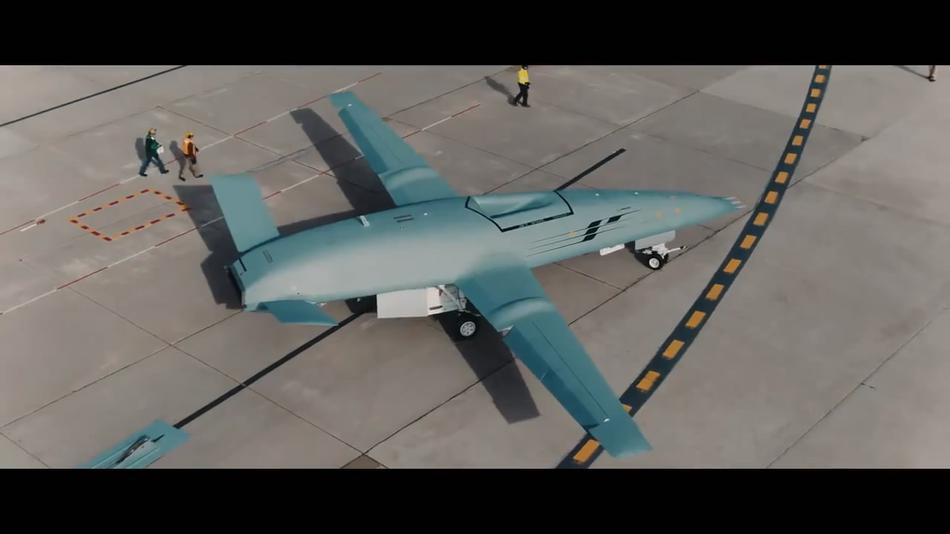 Cụ thể, dù tín hiệu đi theo tốc độ ánh sáng (về lý thuyết) nhưng độ trễ vẫn luôn luôn tồn tại. Đây là một vấn đề khó có thể khắc phục được vì không có cách nào làm tín hiệu chạy nhanh hơn được, chỉ còn cách đặt trạm điều khiển gần khu vực tác chiến của MQ-25 - khi này, người phi công dù ở dưới mặt đất vẫn sẽ bị nguy hiểm vì anh ta đang ở trong vùng chiến sự. Nguồn ảnh: Sina.