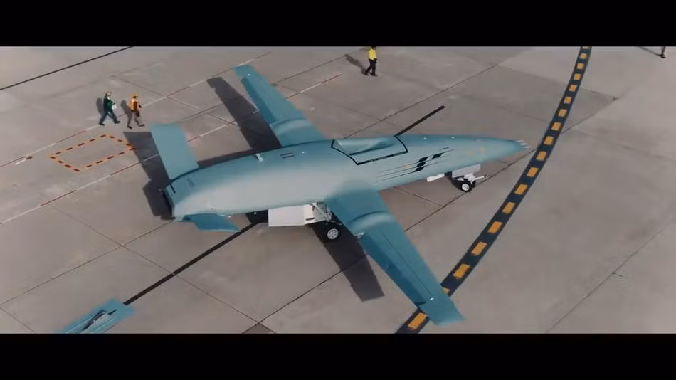 Cụ thể, dù tín hiệu đi theo tốc độ ánh sáng (về lý thuyết) nhưng độ trễ vẫn luôn luôn tồn tại. Đây là một vấn đề khó có thể khắc phục được vì không có cách nào làm tín hiệu chạy nhanh hơn được, chỉ còn cách đặt trạm điều khiển gần khu vực tác chiến của MQ-25 - khi này, người phi công dù ở dưới mặt đất vẫn sẽ bị nguy hiểm vì anh ta đang ở trong vùng chiến sự. Nguồn ảnh: Sina.