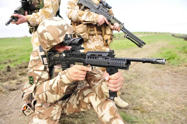 Điểm ăn tiền nhất của khẩu súng bullpup này chính là khả năng chống chịu thời tiết rất tốt, nhất là trong môi trường nhiều cát và bụi như ở Trung Đông.