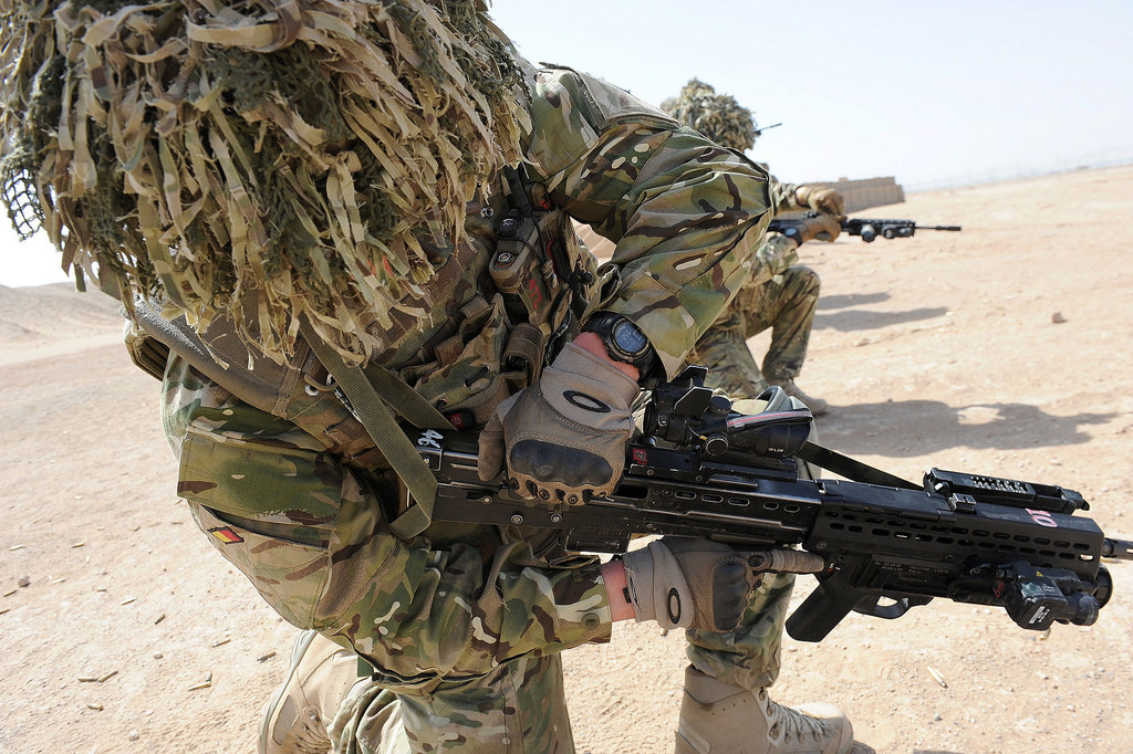 Súng được thiết kế với các chi tiết lớn giúp binh lính có thể thoải mái thực hiện thao tác tháo lắp súng ngay cả khi đang đeo găng tay.