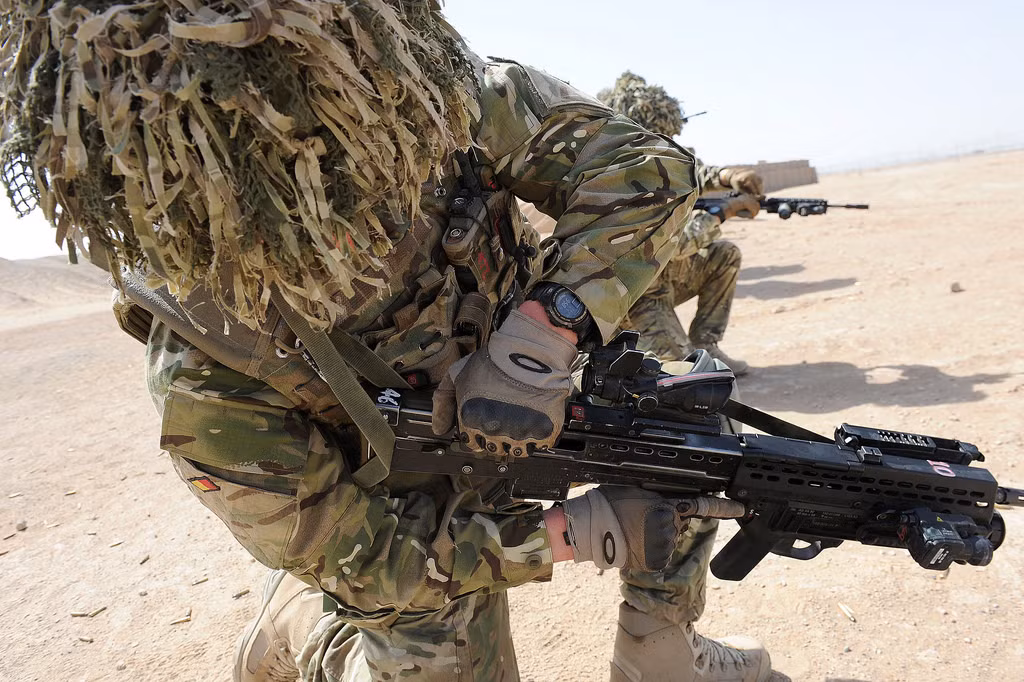 Súng được thiết kế với các chi tiết lớn giúp binh lính có thể thoải mái thực hiện thao tác tháo lắp súng ngay cả khi đang đeo găng tay.