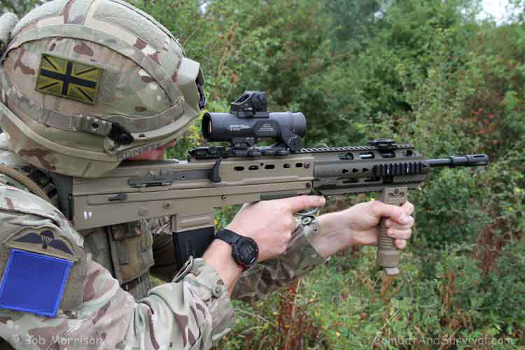 Sử dụng cỡ đạn chuẩn NATO 5,56 x 45 mm, khẩu súng trường tấn công này có tốc độ bắn rất cao lên tới khoảng 775 viên mỗi phút, sơ tốc đầu đạn đạt 940 mét/giây và có tầm bắn hiệu quả lên tới 600 mét và tầm bắn tối đa đạt 1000 mét.