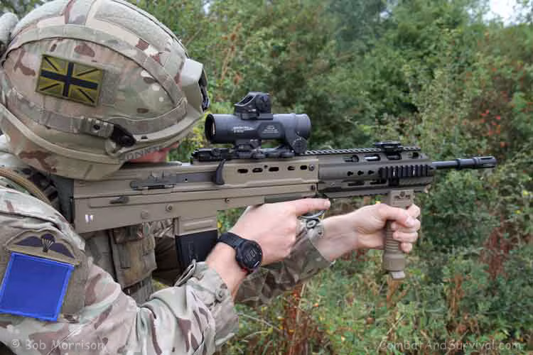 Sử dụng cỡ đạn chuẩn NATO 5,56 x 45 mm, khẩu súng trường tấn công này có tốc độ bắn rất cao lên tới khoảng 775 viên mỗi phút, sơ tốc đầu đạn đạt 940 mét/giây và có tầm bắn hiệu quả lên tới 600 mét và tầm bắn tối đa đạt 1000 mét.