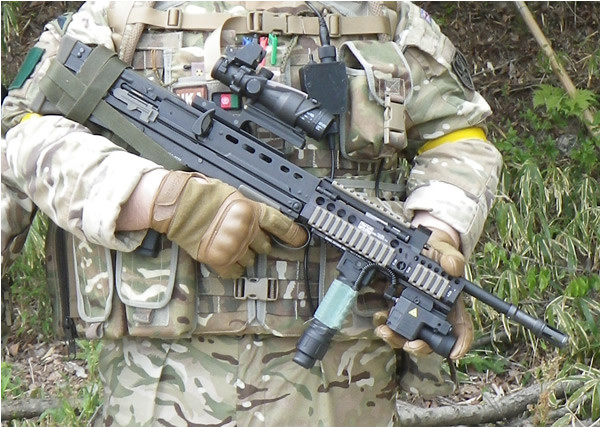 Độ dài tổng thể ngắn sẽ tạo ra lợi thế rất lớn cho các binh lính khi sử dụng khẩu súng trường L85A2 tác chiến trong môi trường đô thị có không gian hẹp. Thông thường, tác chiến trong môi trường đô thị luôn khiến các binh lính phải khó khăn lựa chọn một loại vũ khí nhỏ gọn hơn so với các khẩu súng quen dùng của mình để dễ dàng thao tác, tuy nhiên với khẩu L85A2 thì điều đó là không cần thiết.