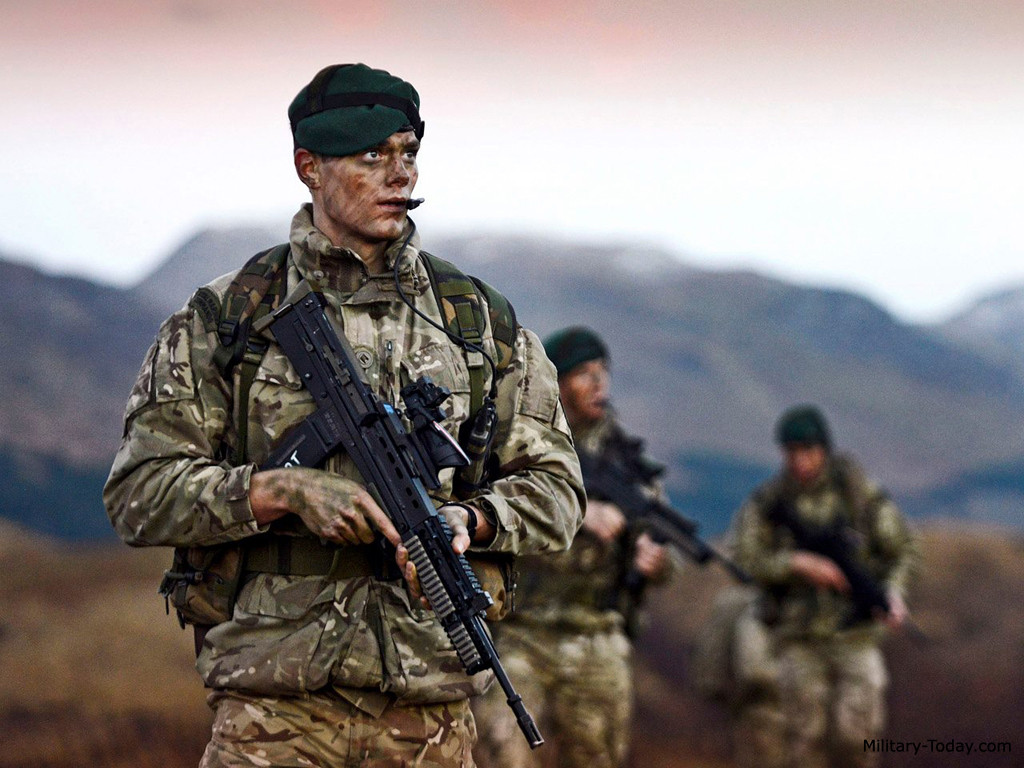 Ngoài ra súng còn được trang bị 3 ray trượt ở dưới ốp lót tay, trên ốp lót tay và phía trên hộp khóa nòng kèm theo nhiều phụ kiện gắn ngoài cho phép binh lính có khả năng tự tùy biến vũ khí của mình phù hợp với từng môi trường và từng nhiệm vụ chiến đấu.