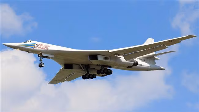 Tu-160 là loại máy bay ném bom chiến lược siêu âm hiện đại và nguy hiểm bậc nhất thế giới hiện nay. Đây là loại máy bay ném bom chiến lược duy nhất trên thế giới hiện nay được trang bị thiết kế theo kiểu cánh cụp cánh xoè. Nguồn ảnh: Aviation.