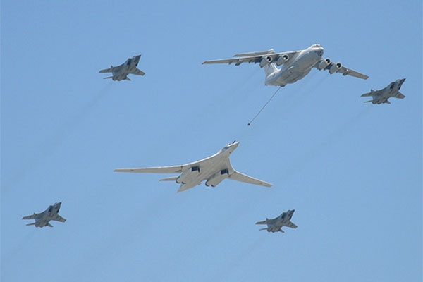 Ra đời từ những năm 80 dưới thời Liên Xô, những máy bay ném bom chiến lược Thiên Nga Trắng đã từng một thời là nỗi khiếp sợ của phương Tây và Mỹ. Tới năm 2014 vừa rồi, chương trình hiện đại hoá Tu-160 của Nga chính thức được khởi động lại, cho phép Nga tiếp tục sản xuất tiếp phiên bản nâng cấp của Tu-160 là Tu-160M2. Nguồn ảnh: TASS.