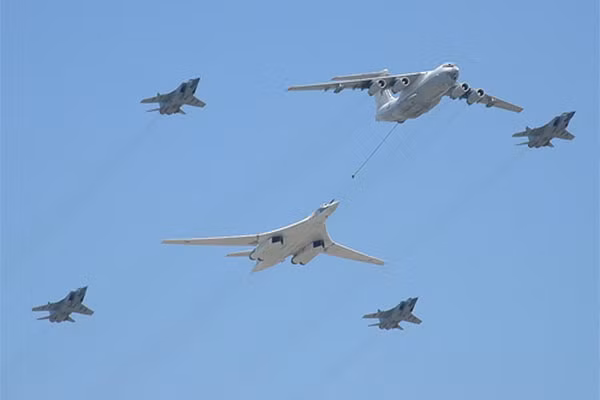 Ra đời từ những năm 80 dưới thời Liên Xô, những máy bay ném bom chiến lược Thiên Nga Trắng đã từng một thời là nỗi khiếp sợ của phương Tây và Mỹ. Tới năm 2014 vừa rồi, chương trình hiện đại hoá Tu-160 của Nga chính thức được khởi động lại, cho phép Nga tiếp tục sản xuất tiếp phiên bản nâng cấp của Tu-160 là Tu-160M2. Nguồn ảnh: TASS.