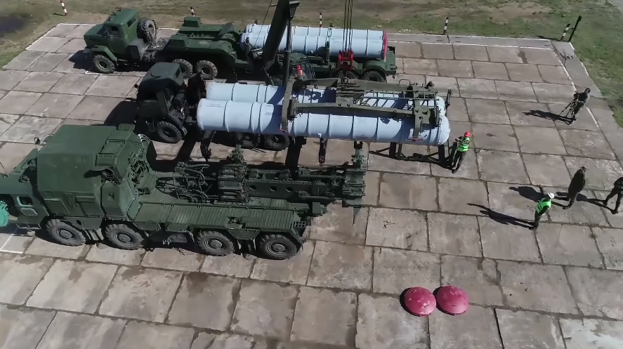 Trong đó có thể kể tới những cái tên lửa S-300, S-400, Tor-M2, Pantsir-S1, cùng nhiều loại vũ khí phòng không khác. Nguồn ảnh: Bộ Quốc phòng Nga.