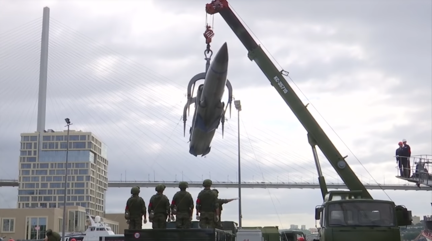 Giai đoạn đầu của cuộc tập trận là kiểm tra khả năng điều phối quân sự tại các khu vực xa xôi của nước Nga, sự phối hợp giữa lực lượng bộ binh và lực lượng hải quân, kiểm soát và chỉ huy quân đội. Nguồn ảnh: Bộ Quốc phòng Nga.