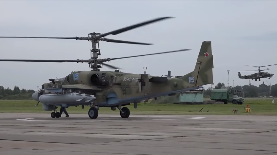 Lực lượng Không quân Nga góp mặt tại Vostok 2018 với hơn 1.000 phương tiện các loại từ chiến đấu cơ, trực thăng tấn công cho đến các phương tiện vận tải. Hình ảnh trực thăng Ka-52 tại Vostok 2018. Đây là một trong một vài loại trực thăng tấn công hiếm hoi sử dụng thiết kế cánh quạt đồng trục. Nguồn ảnh: Bộ Quốc phòng Nga.