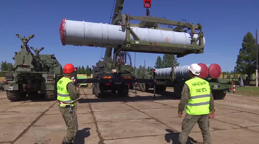 Lính phòng không Nga, triển khai các ống phóng tên lửa S-400 lên trên các xe phóng di động tham gia Vostok 2018, ước tính có hàng trăm tổ hợp phòng không của Nga tham gia đợt tập trận này. Nguồn ảnh: Bộ Quốc phòng Nga.