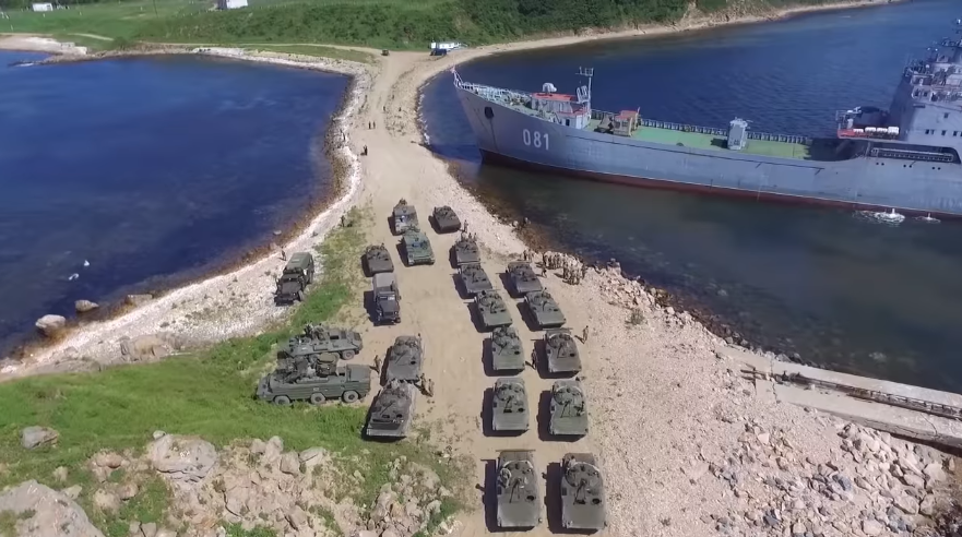 Hình ảnh hàng dài xe chiến đấu bộ binh BMP-2 của Nga xếp hàng di chuyển lên tàu đổ bộ của Hạm đội Thái Bình Dương. Nguồn ảnh: Bộ Quốc phòng Nga.