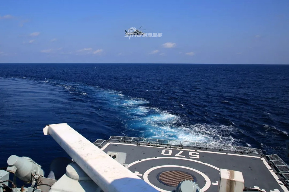 Tàu hộ vệ tên lửa Hoàng Sơn cũng có khả năng mang theo một máy bay cỡ nhỏ, thường là loại Z-9C - phiên bản săn ngầm của trực thăng đa dụng Z-9 do Trung Quốc tự sản xuất. Nguồn ảnh: Sina.