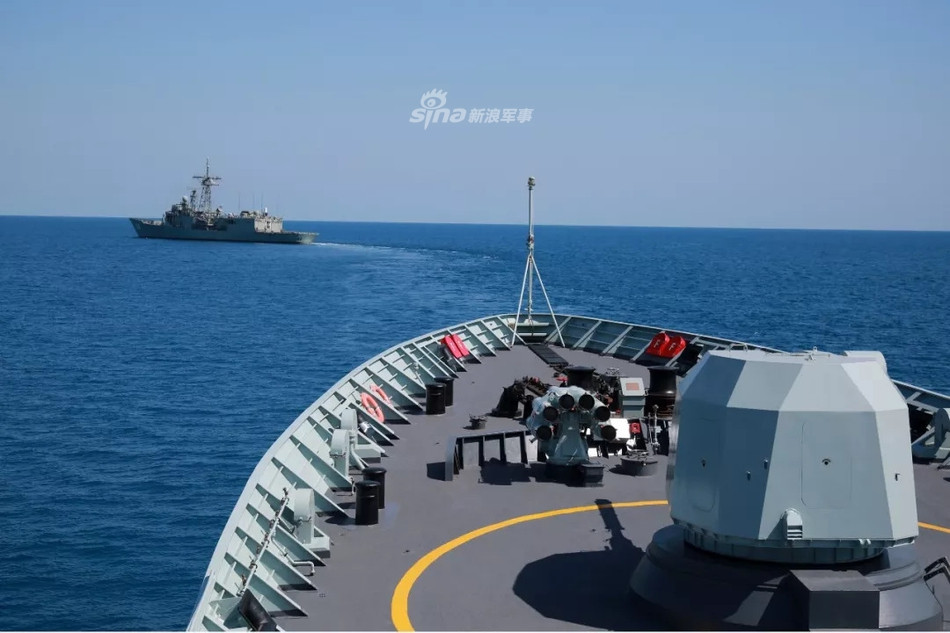 Giống với các tàu hộ vệ tên lửa thuộc lớp Type 054A khác, Hoàng Sơn có độ giãn nước 4000 tấn, chiều dài 134 mét và lườn rộng 16 mét. Tàu được trang bị 4 động cơ diesel do Trung Quốc tự sản xuất với công suất 7600 sức ngựa mỗi động cơ cho phép nó di chuyển được với tốc độ tối đa 27 hải lý trên giờ. Nguồn ảnh: Sina.