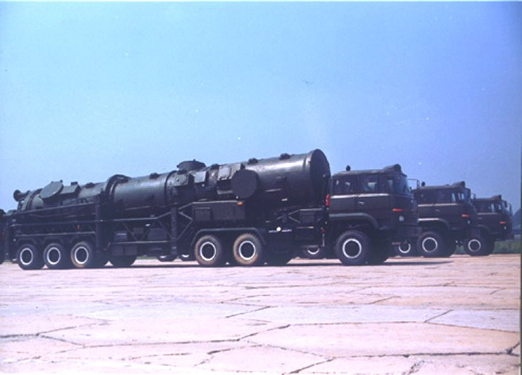 Phiên bản có tầm bắn lớn nhất của DF-21 là phiên bản DF-21C. Phiên bản này có độ lệch tâm nằm trong khoảng dưới 50 mét và có khả năng mang theo cả đầu đạn hạt nhân lẫn đầu đạn thông thường. Nguồn ảnh: Tube.