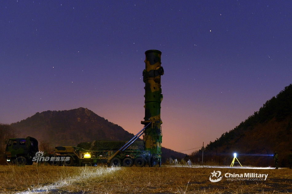 Do sử dụng nhiên liệu rắn, tên lửa đạn đạo DF-21 sẽ không thể điều chỉnh được tốc độ khi bay mà sẽ tăng túc liên tục tới khi hết nhiên liệu hoặc tới mục tiêu. Tuỳ từng phiên bản mà tên lửa DF-21 sẽ có tầm bắn từ 1500 tới 1770 km. Nguồn ảnh: Sina.