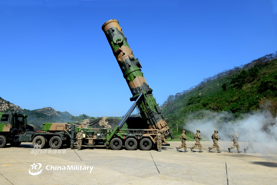 Loại tên lửa DF-21 lần đầu tiên được đưa vào biên chế của Quân đội Trung Quốc kể từ năm 1991. Tới nay, nó đã phát triển lên rất nhiều phiên bản khác nhau. Trong đó có phiên bản mới nhất là bản DF-21D được Bắc Kinh tuyên bố là loại tên lửa đạn đạo diệt hạm đầu tiên trên thế giới. Nguồn ảnh: Sina.