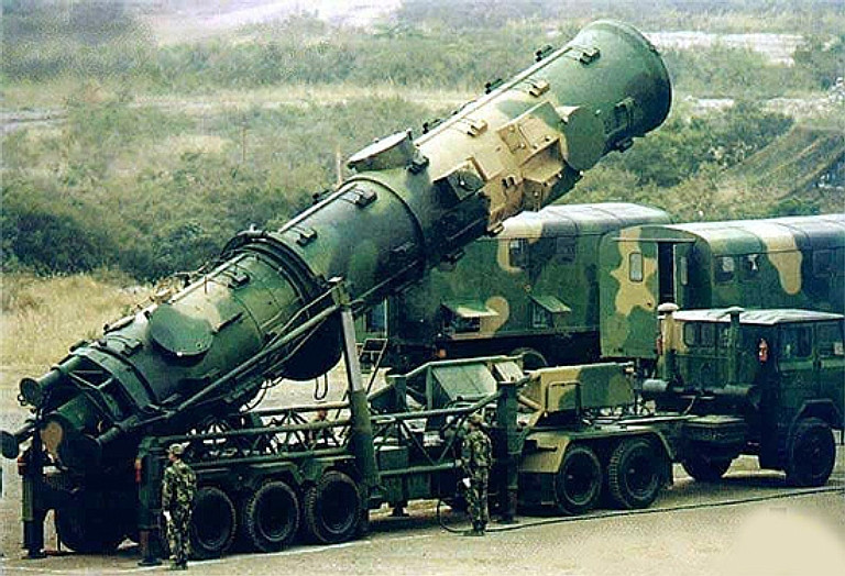 DF-21 sử dụng cơ chế dẫn đường theo quán tính và radar dẫn đường chủ động. Ở phiên bản đầu tiên, độ chính xác lệch tâm của DF-21 lên tới gần 1 km. Tuy nhiên ở những phiên bản DF-21A hay DF-21B, độ lệch tâm tối đa chỉ lần lượt là 50 mét và 10 mét. Nguồn ảnh: Chinamilitary.
