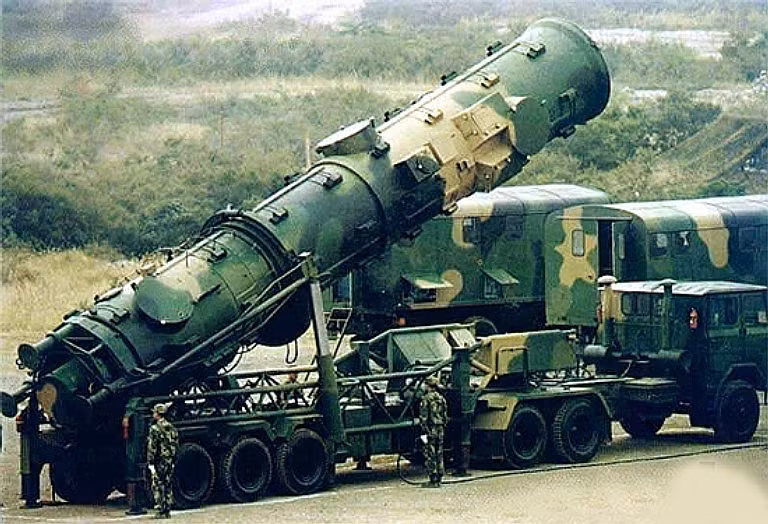 DF-21 sử dụng cơ chế dẫn đường theo quán tính và radar dẫn đường chủ động. Ở phiên bản đầu tiên, độ chính xác lệch tâm của DF-21 lên tới gần 1 km. Tuy nhiên ở những phiên bản DF-21A hay DF-21B, độ lệch tâm tối đa chỉ lần lượt là 50 mét và 10 mét. Nguồn ảnh: Chinamilitary.