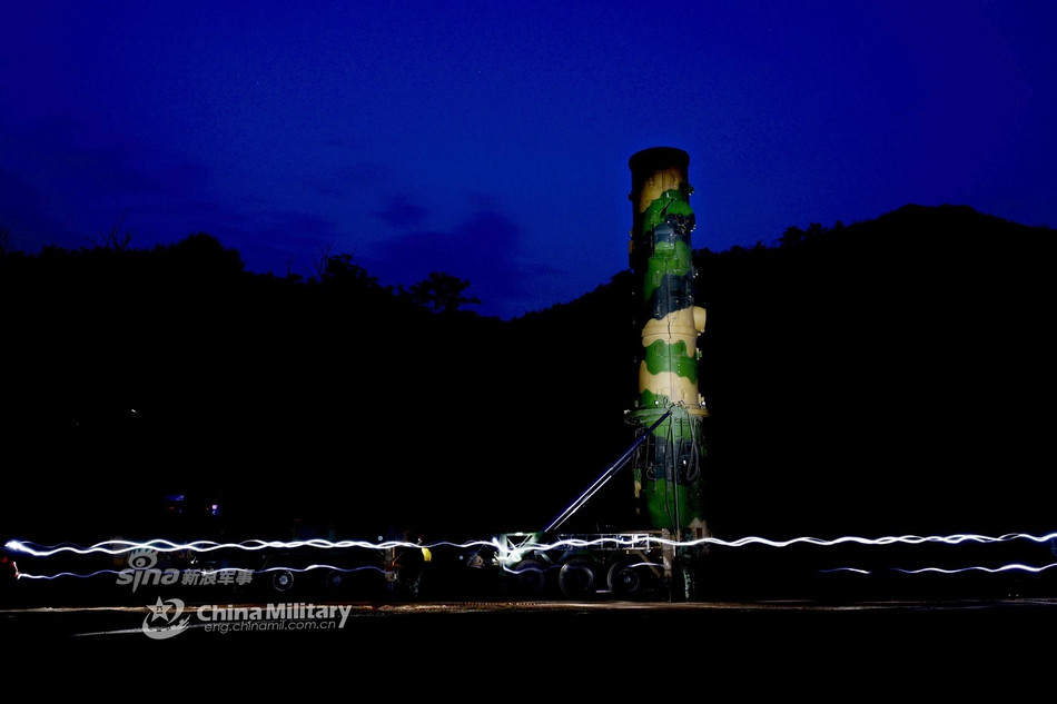 DF-21 có thể mang theo đầu đạn hạt nhân có sức nổ toosid da lên tới 500 kt (tuỳ phiên bản). Tên lửa có trọng lượng 14.700 kg, dài 10,7 mét và có đường kính 1,4 mét. Nguồn ảnh: Sina.