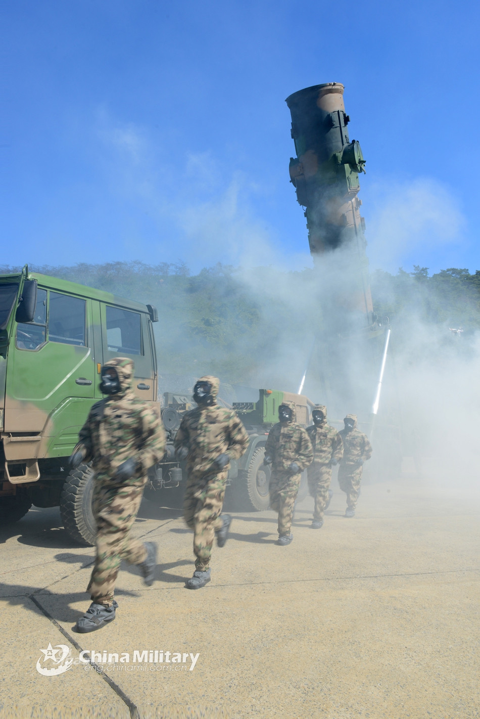 Tên lửa đạn đạo chống hạm DF-21 hay còn có tên gọi là Đông Phương 21 là loại tên lửa đạn đạo tầm trung, sử dụng nhiên liệu rắn, có hai giai đoạn phóng và có một đầu đạn. Loại tên lửa này hoàn toàn có khả năng mang theo đầu đạn hạt nhân. Nguồn ảnh: Sina.