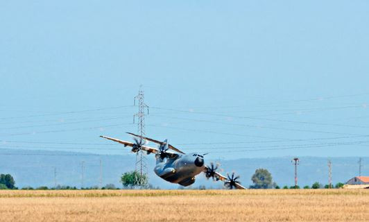 Cuộc điều tra sau vụ tai nạn cho biết chiếc vận tải cơ A400M đã gặp sự cố phần mềm khiến nó mất lực đẩy ở ba trên tổng số bốn động cơ. Phi hành đoàn có quá ít thời gian để xử lý vì sự cố xảy ra khi máy bay ở độ cao quá thấp. Nguồn ảnh: Huanqiu.