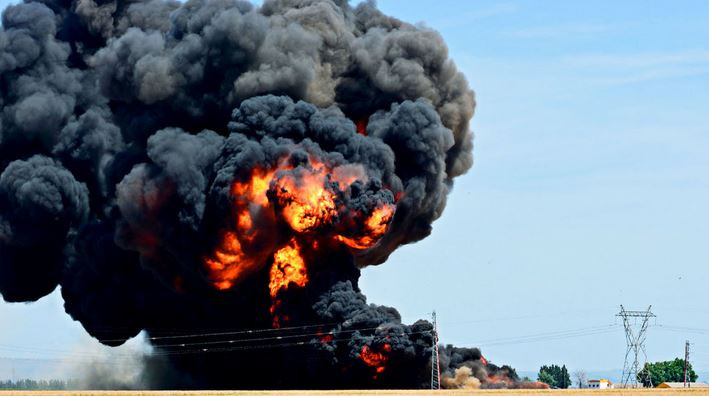 Airbus - hãng sản xuất A400M sau đó đã tuyên bố thực tế những lỗi phần mềm mà ba hệ thống máy tính điều khiển động cơ gặp phải không đủ để khiến chiếc máy bay này rơi ngay lập tức, sự việc trở thành thảm hoạ là do sau khi được báo lỗi, phi công đã cố khắc phục ba hệ thống máy tính này bằng cách... tắt chúng đi khiến động cơ trở nên vô dụng hoàn toàn do không còn máy tính điều khiển. Nguồn ảnh: Huanqiu.