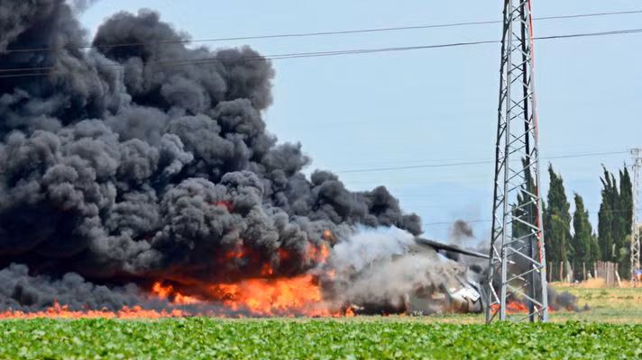 Vụ tai nạn xảy ra khi chiếc A400M vừa mới cất cánh khỏi sân bay và đang ở độ cao quá thấp, phi công đã cố quay đầu về hạ cánh xuống sân bay nhưng không thành công do chiếc máy bay mất độ cao quá nhanh. Nguồn ảnh: Huanqiu.