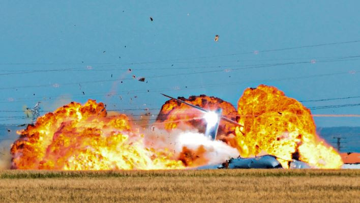 Sự cố thảm khốc này xảy ra vào lúc 13 giờ (giờ địa phương) ngày 9/5/2015, ngay sau khi cất cánh, chiếc máy bay vận tải quân sự A-400M (do Tập đoàn Airbus chế tạo) bay thử nghiệm trước khi bàn giao cho khách hàng Thổ Nhĩ Kỳ đã bị tai nạn ở gần thành phố miền nam Seville và đâm xuống đất chỉ cách sân bay quốc tế San Pablo 1,6km. Nguồn ảnh: Huanqiu.