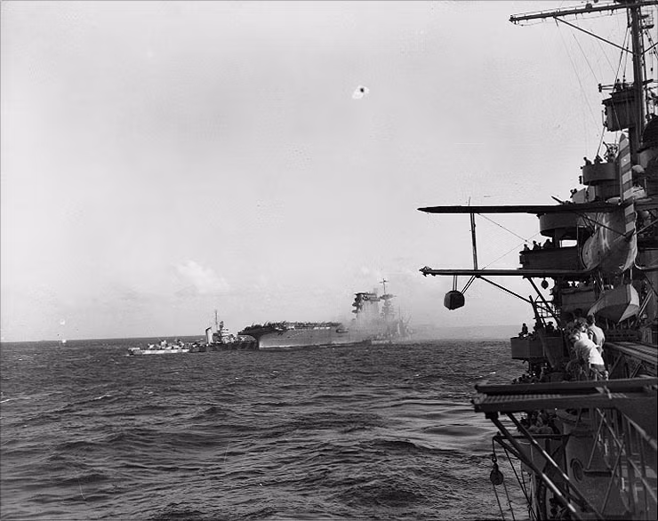 Số phận của Lexington có vẻ đã khá hẩm hiu ngay từ lần đầu ra trận. Trong lần đầu tiên tham chiến ở Chiến tranh Thế giới thứ hai, USS Lexington đã phải đối đầu với 19 máy bay Nhật. Dù bầm dập, Lexington vẫn bắn hạ được tới 17 chiếc. Nguồn ảnh: Warhistory.