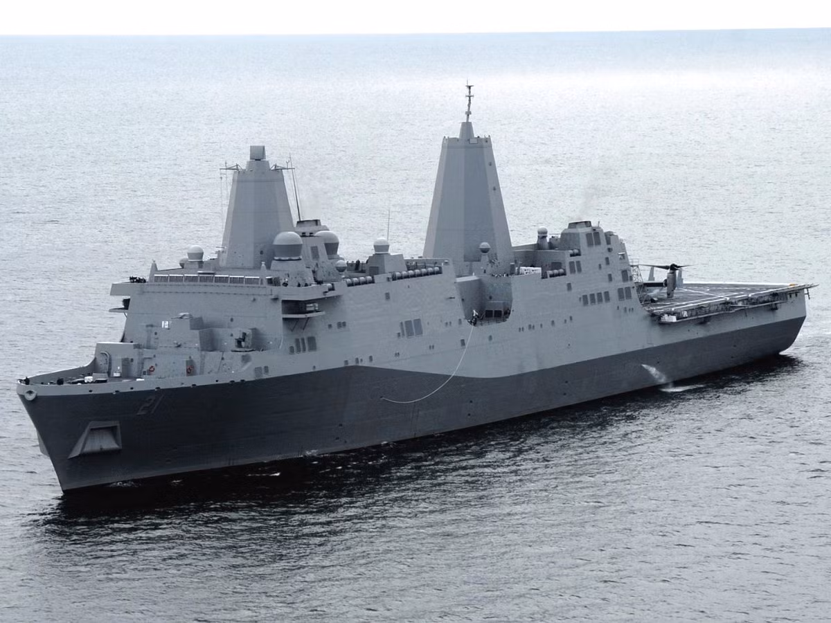 Theo thiết kế, toàn bộ phần thép từ toà tháp đôi thu thập được từ hiện trường của vụ đổ nát sẽ được luyện lại và trở thành phần mũi trước của tàu. Để bày tỏ sự tôn trọng của mình dành cho những nạn nhân trong vụ khủng bố, nhiều công nhân của nhà máy Amite thậm chí đã xin hoãn về hưu, làm ngoài giờ không lương để hoàn thiện tàu USS New York này. Nguồn ảnh: Wiki.