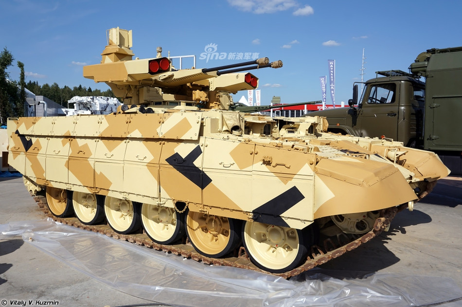 Được xây dựng dựa trên khung gầm của xe tăng chủ lực chiến trường T-72, BMPT-72 được thiết kế để tác chiến cùng lực lượng xe tăng chủ lực chiến trường (chứ không chiến đấu độc lập). Phương tiện chiến đấu hỗ trợ tăng này được Nga khẳng định sẽ khiến các cuộc tác chiến trong môi trường đô thị trở nên dễ thở hơn nhiều với các kíp chiến đấu xe tăng. Nguồn ảnh: Vitaly.