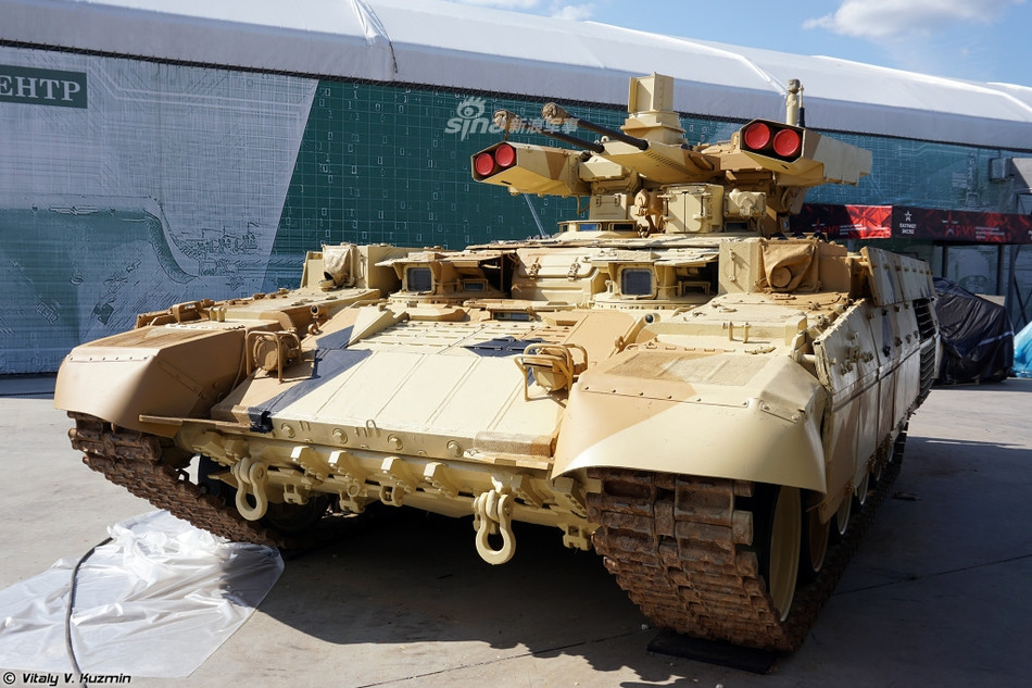 Một trong các điểm yếu lớn nhất của xe tăng trong tác chiến đô thị đó là nòng pháo của nó không thể tấn công được các toà nhà cao tầng do góc nâng có hạn. Tuy điểm yếu này đã được khắc phục hoàn toàn trên BMPT nhưng nhiều chuyên gia vẫn cho rằng, BMPT chưa chắc đã có thể chống lại được lối đánh du kích trong môi trường đô thị. Nguồn ảnh: Vitaly.