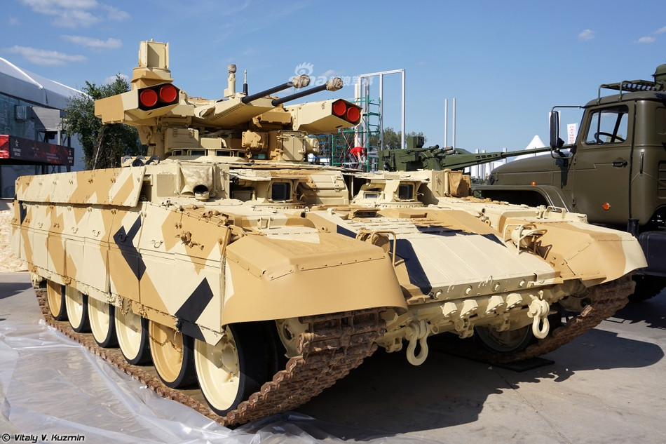 Kíp lái của BMPT-72 được rút gọn chỉ còn 3 người, vị trí lái xe ngồi ở vị trí giữa thân xe trong khi xạ thủ và trưởng xa được đặt vị trí ngồi ở phía sau lái xe. Nguồn ảnh: Vitaly.