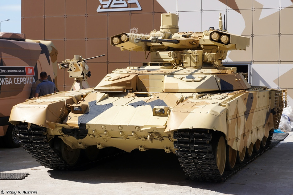 Các hệ thống cảm biến của xe hỗ trợ bộ binh BMPT-72 cũng giống y hệt như trên xe tăng T-72 bao gồm hệ thống lade tìm kiếm khoảng cách, laser dẫn đường tên lửa và hệ thống ổn định động lập. Quan trọng nhất là hệ thống camera giúp kíp chiến đấu có tầm nhìn rộng ra bên ngoài trong trường hợp tác chiến địa hình hẹp như trong đô thị. Nguồn ảnh: Vitaly.