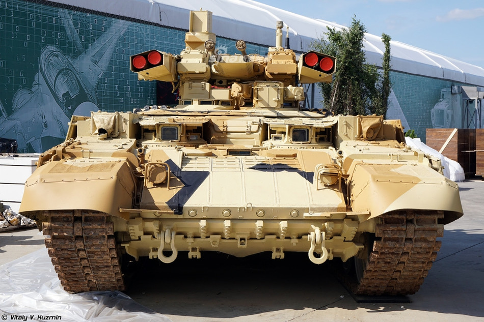 Chưa kể đến việc, BMPT-72 thực tế cũng chỉ là một cỗ xe tăng được thay thế hệ thống vũ khí chứ không hoàn toàn là một phương tiện mới để có thể khắc phục được những điểm yếu trong tác chiến đô thị của xe tăng. Chưa kể tới việc, chiến thuật sử dụng của BMPT với lực lượng tăng chủ lực cũng chưa được Nga bật bí, do vậy khó có thể đánh giá được năng lực của BMPT trong kiểu tác chiến này. Nguồn ảnh: Vitaly.