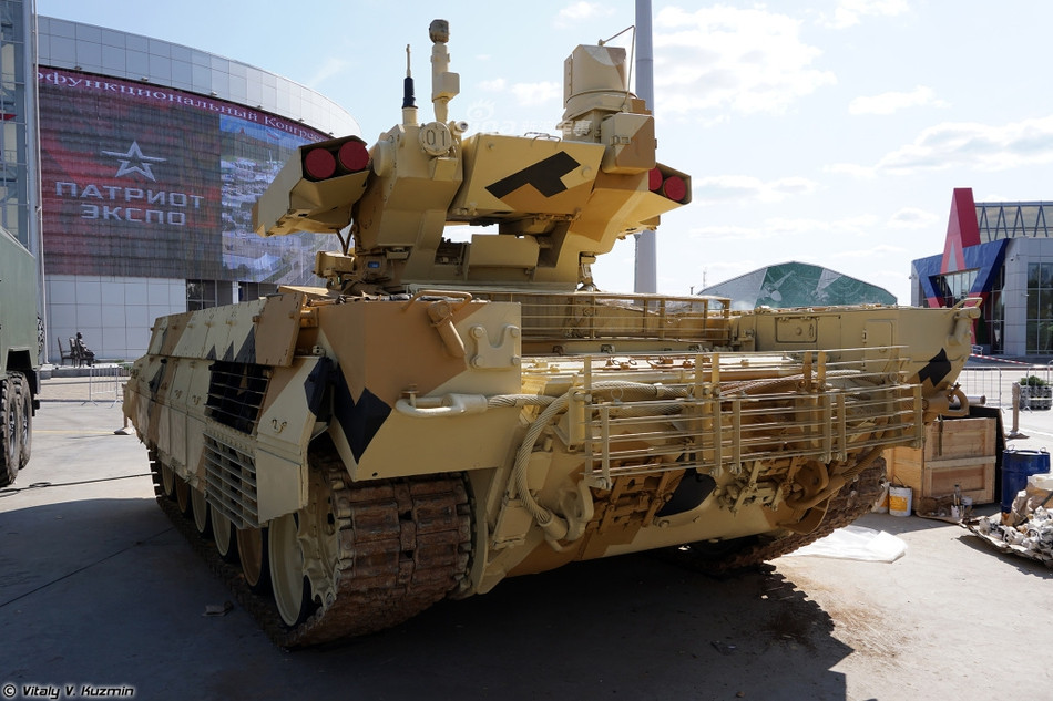 BMPT-72 được trang bị động cơ diesel làm mát bằng chất lỏng có công suất tổng cộng 1000 mã lực. Động cơ này cho phép BNMPT-72 di chuyển được với tốc độ tối đa lên tới 60 km/h và khoảng cách hành trình là 500 km với bình nhiên liệu phụ gắn ngoài. Nguồn ảnh: Vitaly.
