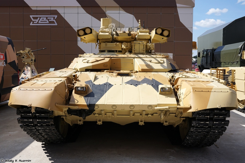 Hoả lực của BMPT-72 được trang bị bao gồm hai khẩu pháo chính 30mm 2A42. Đây là loại pháo tự động điều khiển từ xa với cơ số đạn lên tới 850 viên. Ngoài ra còn có 4 tên lửa chống tăng dẫn đường loại Ataka-T và một khẩu PKTM đồng trục. Nguồn ảnh: Vitaly.