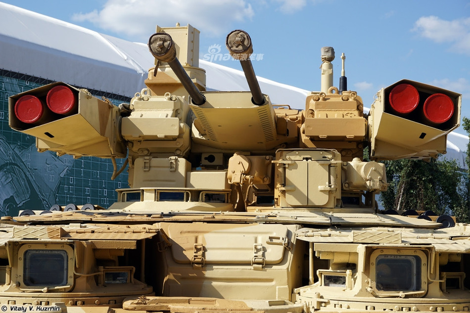 Lần đầu tiên được ra mắt vào tháng 9/2013, thiết giáp hỗ trợ bộ binh "Kẻ huỷ diệt" của Nga hay còn được biết tới với cái tên BMPT-72 được coi là sản phẩm nghiên cứu hàng chục năm của Moscow nhằm giúp lực lượng thiết giáp của nước này có khả năng tác chiến đô thị hiệu quả hơn. Nguồn ảnh: Vitaly.