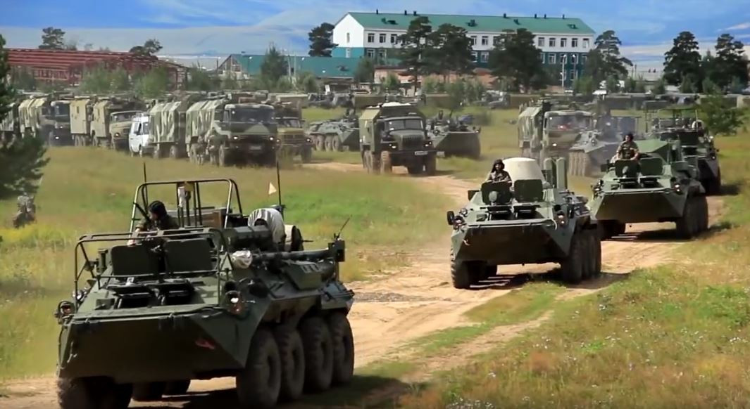 Hình ảnh từng đoàn dài thiết giáp chở quân BTR-80 với nhiều biến thể khác nhau của Quân đội Nga di chuyển kéo vào cuộc tập trận lớn nhất thế kỷ 21. Nguồn ảnh: Bộ Quốc phòng Nga.
