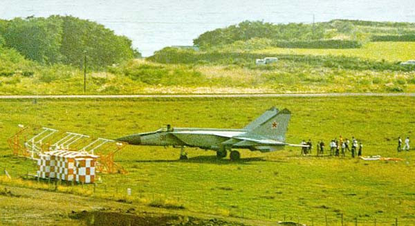 Tuy nhiên, do cạn kiệt nhiên liệu nên Viktor Belenko cùng chiếc MiG-25 buộc phải hạ cánh khẩn cấp xuống sân bay Hakodate. Khi tiếp đất, máy bay chỉ còn đủ nhiên liệu cho động cơ hoạt động thêm 30 giây. Nguồn ảnh: PeopleCn.