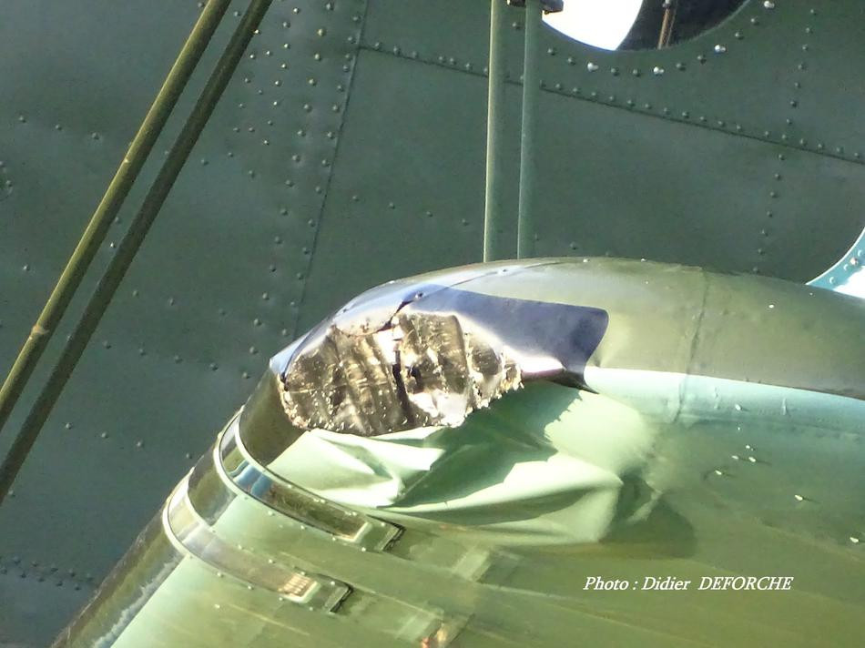 Những hư hại được ghi nhận lại trên chiếc An-2 sau khi nó tiếp đất bằng cánh và mũi máy bay. Nguồn ảnh: Deforche.