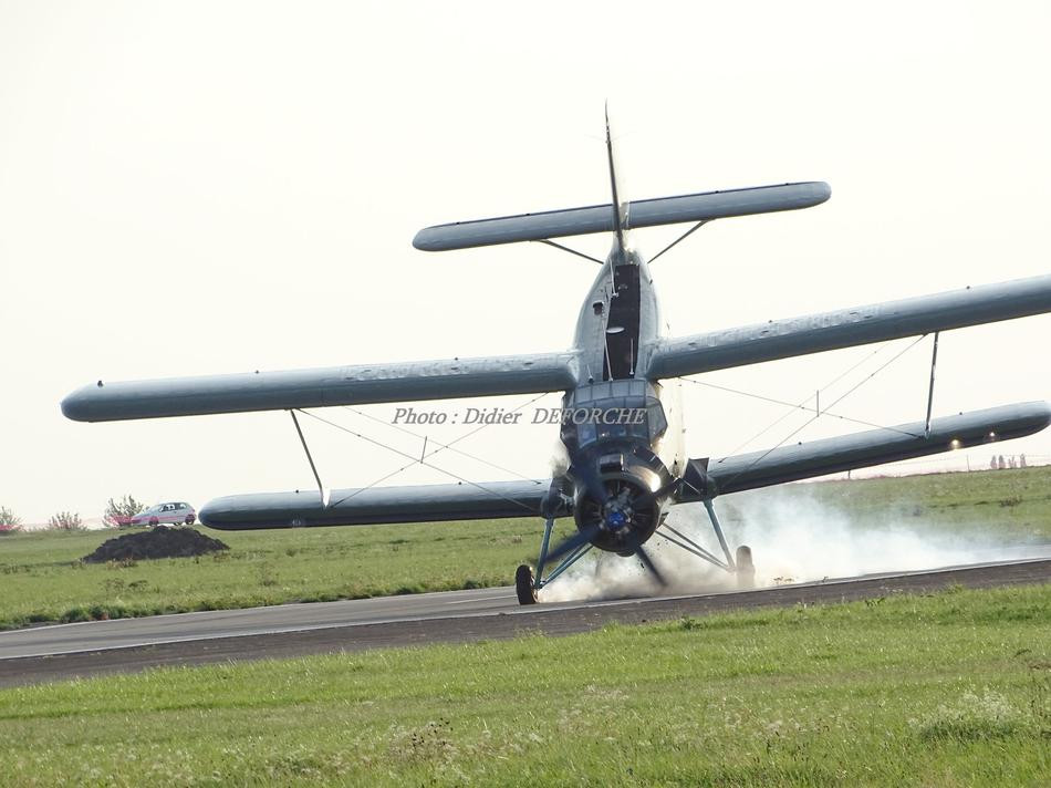 Tuy nhiên trong nỗ lực hạ cánh sau đó, An-2 đã gặp sự cố khi tiếp đất với tốc độ quá cao, khiến nó bị bật đuôi máy bay lên và cắm mũi xuống đường băng. Nguồn ảnh: Deforche.