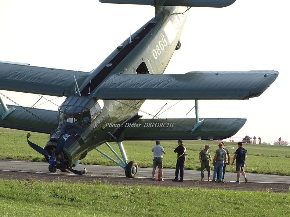 Chiếc máy bay vận tải An-2 dừng lại ở gần cuối đường băng trong trạng thái dựng ngược. Nguồn ảnh: Deforche.