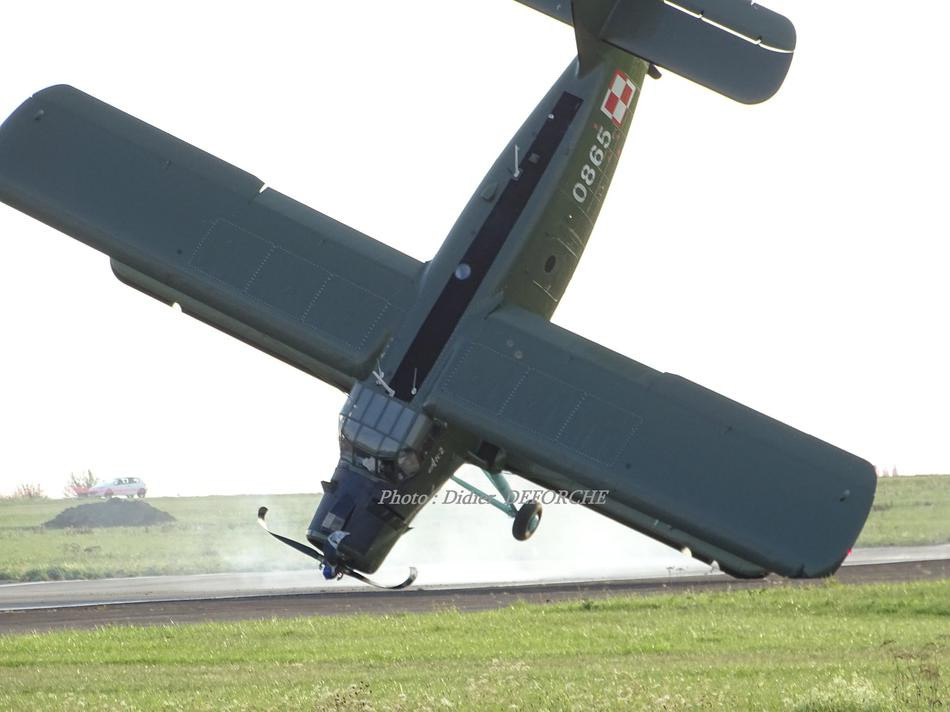 Thảm hoạ có thể đã xảy ra khi chiếc An-2 này bị lộn ngược. Tuy nhiên rất may là nó lại không hề bị lộn ngược mà chỉ bị kéo lê trên đường băng trong trạng thái... dựng đứng như thế này. Nguồn ảnh: Deforche.