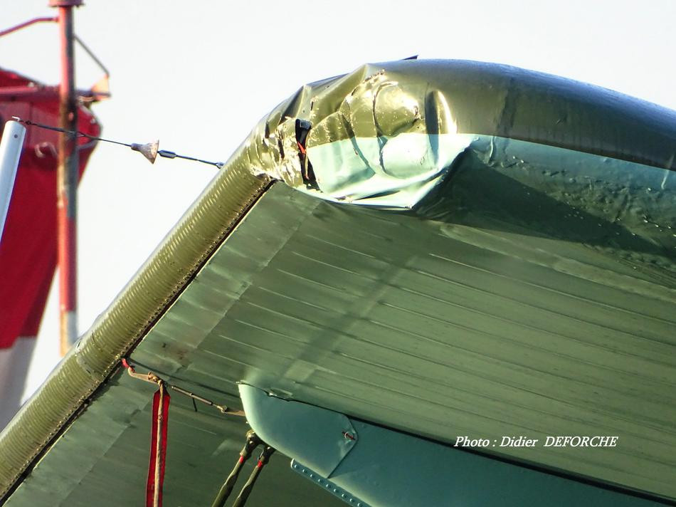 Những hư hại này thực tế là không ảnh hưởng tới khả năng bay của An-2, sau khi thay thế cánh quạt chiếc máy bay này hoàn toàn có thể cất cánh tiếp. Nguồn ảnh: Deforche.