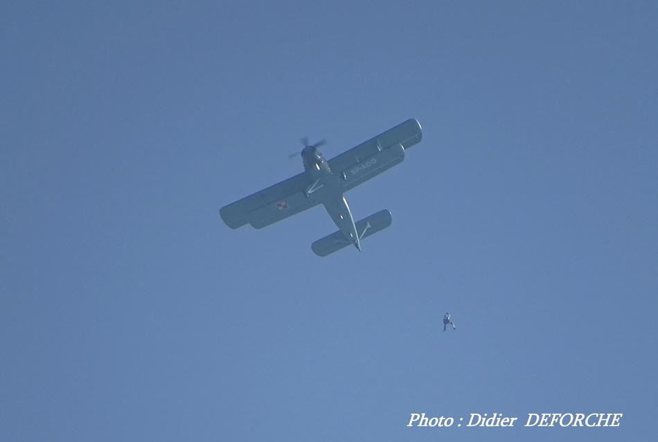 Một vận động viên nhảy dù rời cửa máy bay. Nguồn ảnh: Deforche.