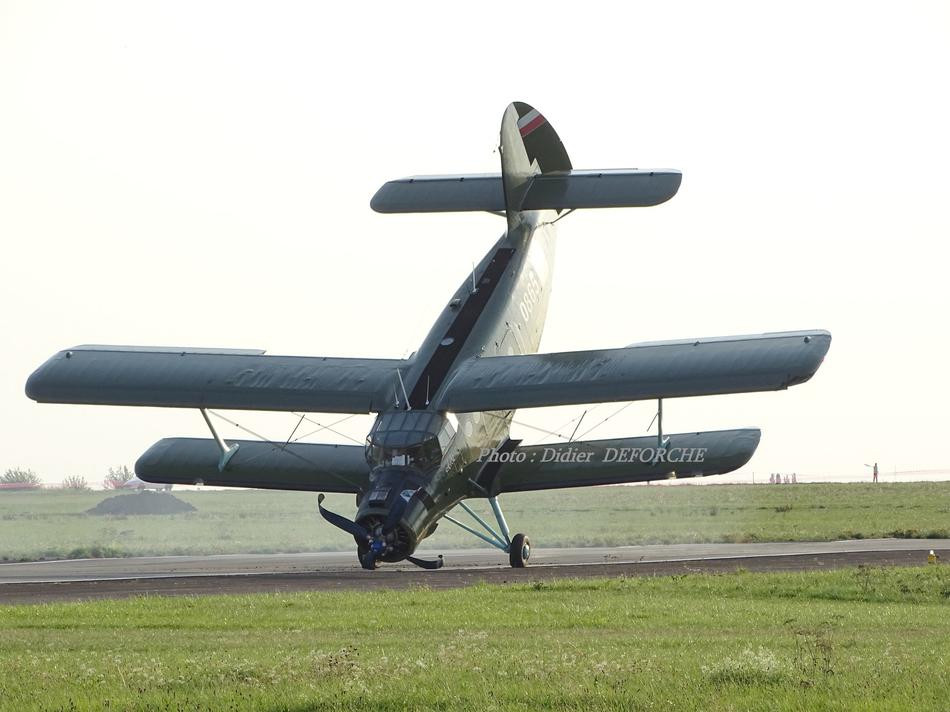 Sau đó, chiếc máy bay lấy lại cân bằng và giữ nguyên tư thế dựng đứng hướng đuôi lên trời. Nguồn ảnh: Deforche.