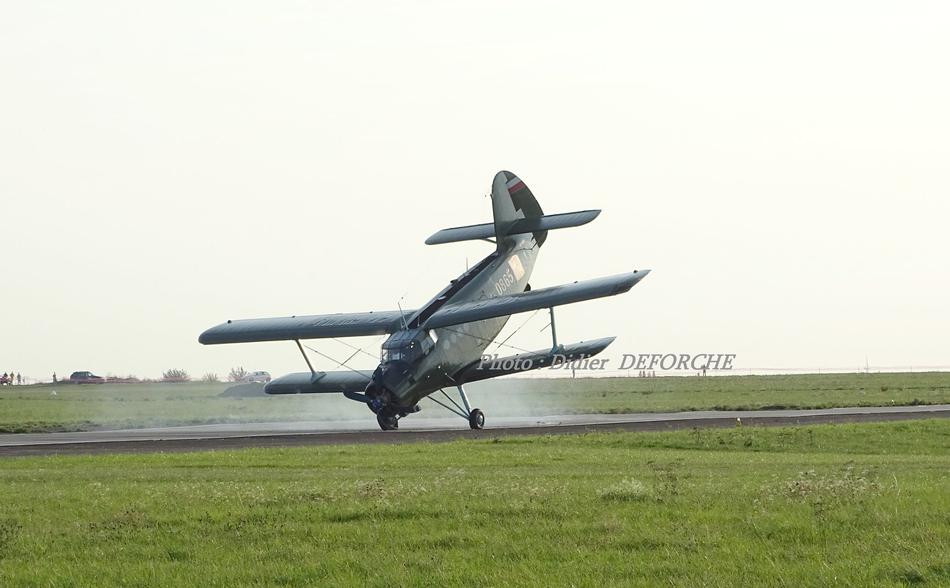 Vụ việc đã khiến những người chứng kiến một phen thót tim. Được biết nguyên nhân ban đầu là do phi công chưa quen với cách điều khiển máy bay hai tầng cánh nên cho tốc độ hạ cánh cao hơn so với yêu cầu khiến chiếc máy bay khó kiểm soát khi tiếp đất. Nguồn ảnh: Deforche.